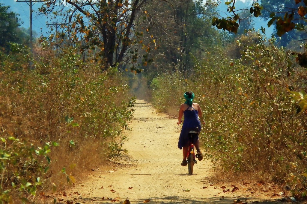 Gosia na rowerze (Laos)